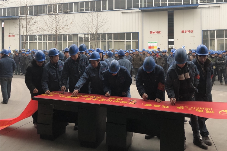 工人在横幅标语上庄严签字_副本.jpg 工人在横幅标语上庄严签字_副本.jpg